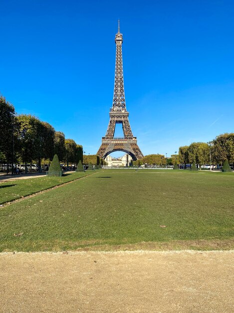 Photo célèbre vue de la tour eiffel sans touristes