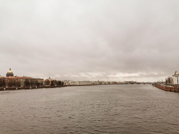 Célèbre vue sur la ville de Saint Petersbug en Russie depuis la rivière Neva