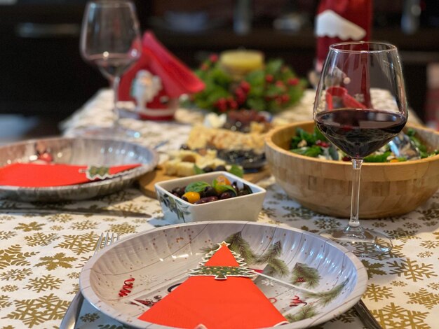 Photo célébrer noël ou la veille du nouvel an table de fête avec du vin