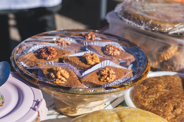 Photo célébrer le nouvel an amazigh avec des plats traditionnels berbères faits maison comme r'fiss