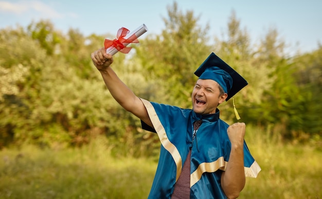 Célébrer l'obtention du diplôme avec un sentiment de bonheur tenant un diplôme