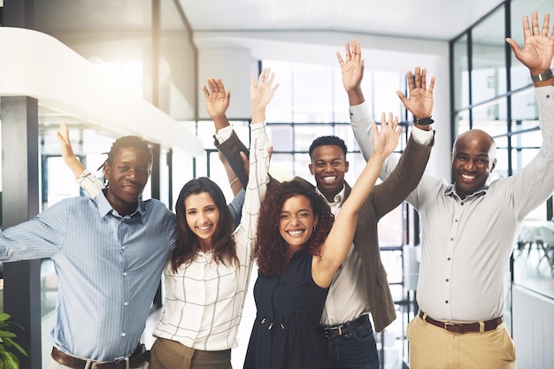 Célébrer le travail d'équipe et le portrait des hommes d'affaires au bureau pour gagner la collaboration et le partenariat Diversité des travailleurs d'entreprise et hommes et femmes pour la carrière professionnelle de l'entreprise et le succès