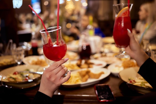 Célébrer avec des verres d'alcool dans les mains des amies heureuses s'amusant