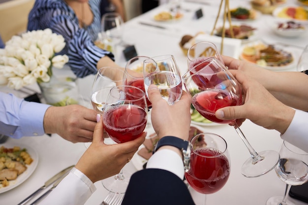 Célébrer avec des verres d'alcool dans les mains des amies heureuses s'amusant