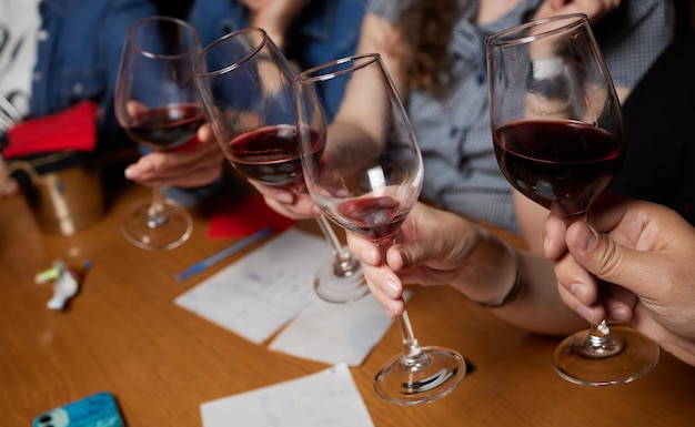 Célébrer avec des verres d'alcool dans les mains des amies heureuses s'amusant