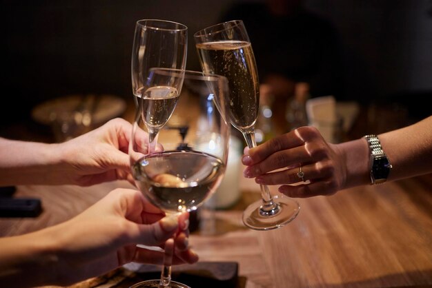 Célébrer avec des verres d'alcool dans les mains des amies heureuses s'amusant