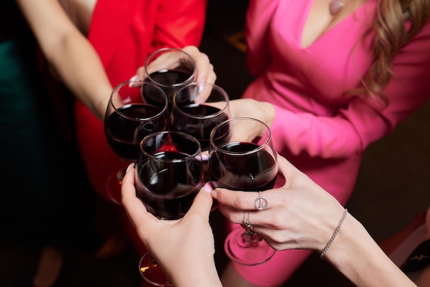 Célébrer avec des verres d'alcool dans les mains des amies heureuses s'amusant