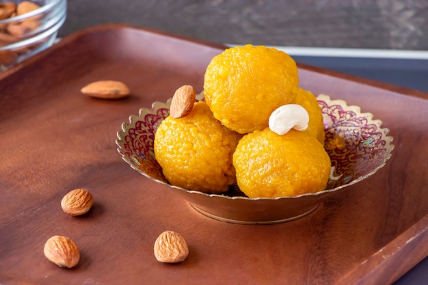 Célèbres bonbons indiens authentiques Laddu à base de farine de besan ou de pois chiches. Nourriture végétarienne et saine. Mise au point sélective.