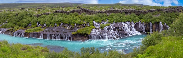 Célèbres cascades d'Hraunfossar et de Barnafoss en Islande, près de Reykjavik