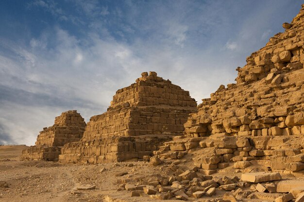 Célèbres Grandes Pyramides De Gizeh Dans Le Désert De Sable Au Caire