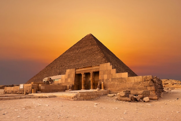 Célèbres grandes pyramides de Gizeh dans le désert de sable au Caire