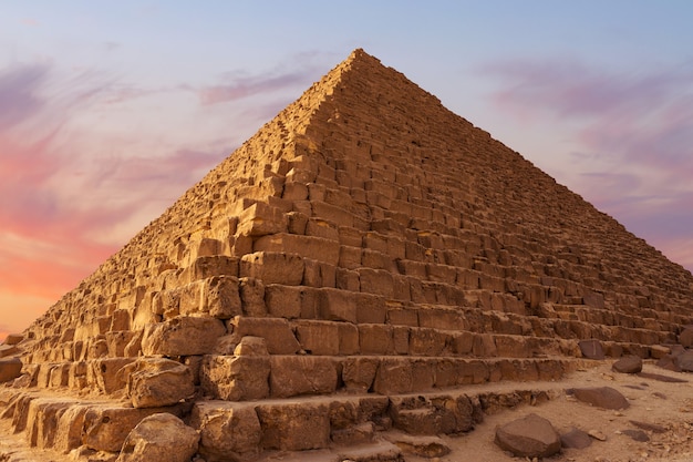 Célèbres grandes pyramides de Gizeh dans le désert de sable au Caire