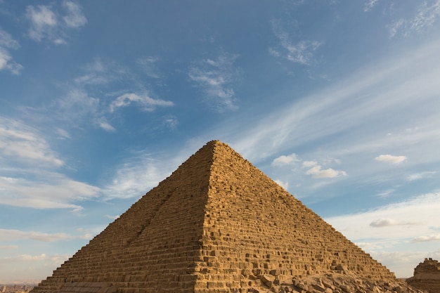 Célèbres Grandes Pyramides De Gizeh Dans Le Désert De Sable Du Caire.