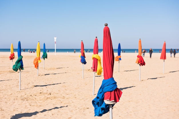 Les célèbres parasols colorés sur la plage de Deauville, Normandie, Nord de la France