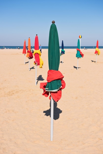 Les célèbres parasols colorés sur la plage de Deauville Normandie Nord de la France