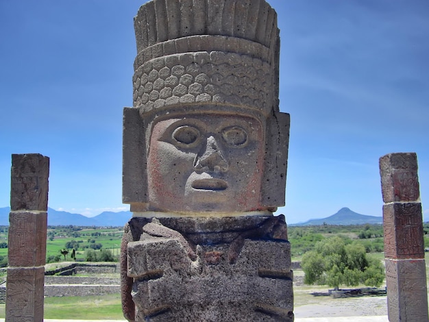 Célèbres pyramides et statues de tula au mexique