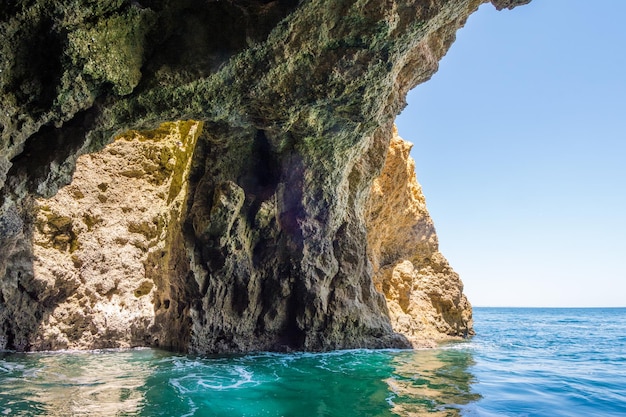 Célèbres rochers dans la mer Océan Lagos au Portugal Destination de voyage estivale populaire et célèbre plage de la côte de l'Algarve