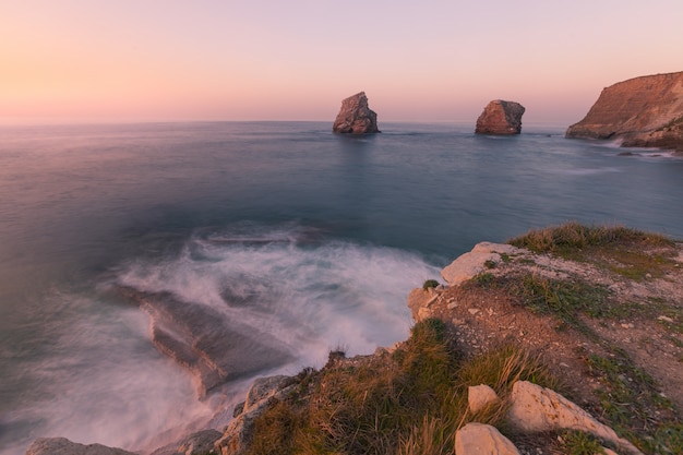 Les célèbres roches jumelles sur la côte d'Hendaia au Pays basque.