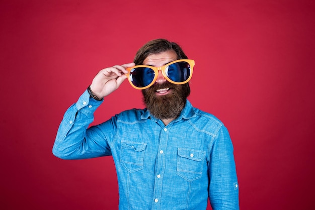 Célébrez la fête d'anniversaire goer hipster homme avec barbe et moustache portant des lunettes concept de vacances passez de bonnes vacances amusez-vous sur le style de la mode masculine de fête