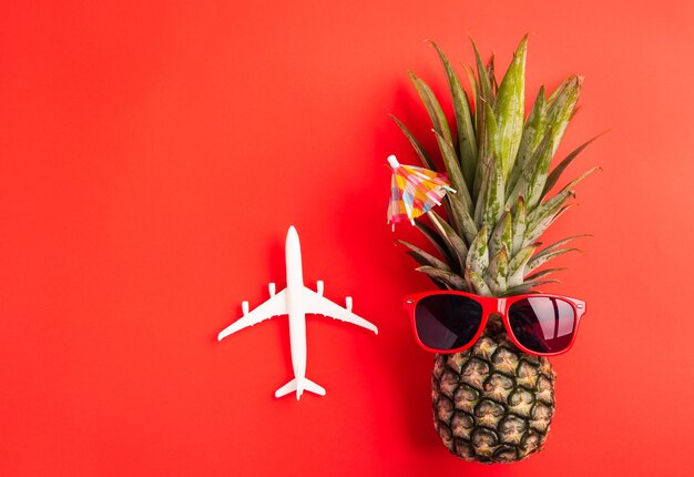 Célébrez le jour de l'ananas d'été drôle d'ananas frais porter des lunettes de soleil rouges avec un modèle réduit d'avion