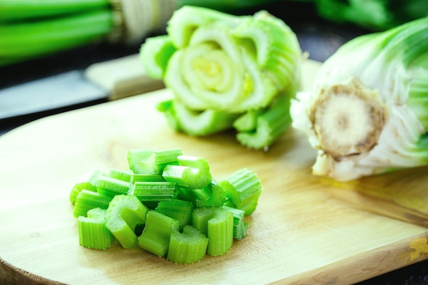 Céleri tranché, ingrédient de cuisine sain, morceaux de légumes tranchés