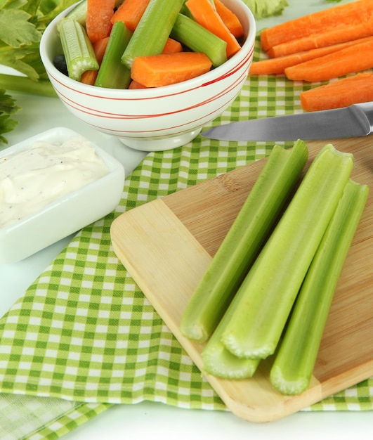 Céleri vert frais avec des légumes sur la table libre