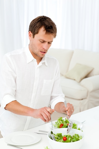 Célibataire, portion, salade, debout, table