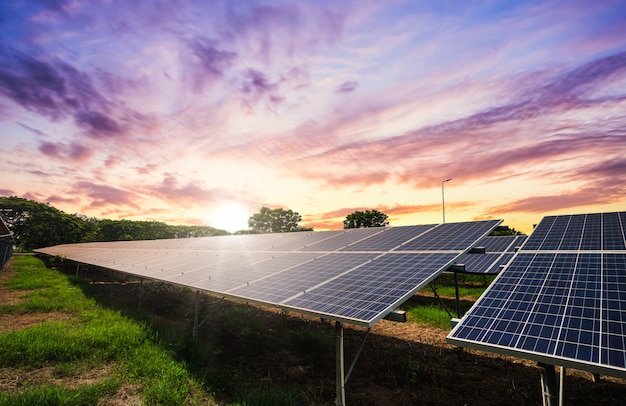 Cellule de panneau solaire sur un ciel coucher de soleil spectaculaire, propre concept d'énergie alternative.