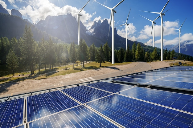 Cellule photovoltaïque de panneau d'énergie solaire et générateur d'énergie de ferme d'éolienne dans le paysage de nature.