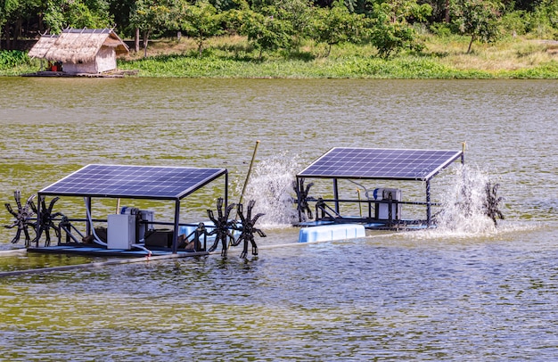 Cellules solaires dans une petite station située au milieu des montagnes, cela fonctionne et est utile.