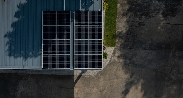 Les cellules solaires sur le toit économisent l'énergiexA