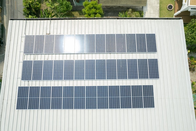 Les cellules solaires sur le toit économisent l'énergiexA