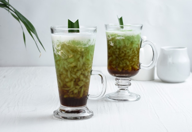 le cendol est un dessert glacé sucré à base d'extrait de feuille de farine de riz et de sirop de sucre de palme au lait de coco