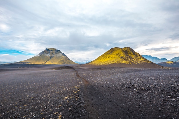 Cendres volcaniques et deux montagnes vertes. Landmannalaugar, Islande