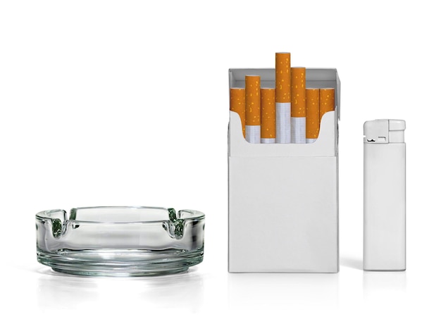 Cendrier de paquet de cigarettes et briquets isolés sur fond blanc