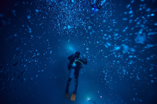 cenote angelita, mexique, plongée souterraine, aventure extrême sous l'eau, paysage sous le brouillard de l'eau