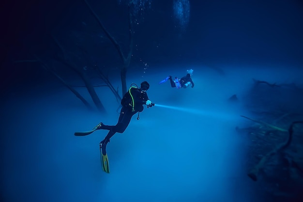 cenote angelita, mexique, plongée souterraine, aventure extrême sous l'eau, paysage sous le brouillard de l'eau