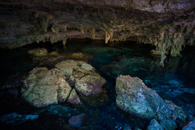 Cenote Dos Ojos avec de l'eau bleue claire