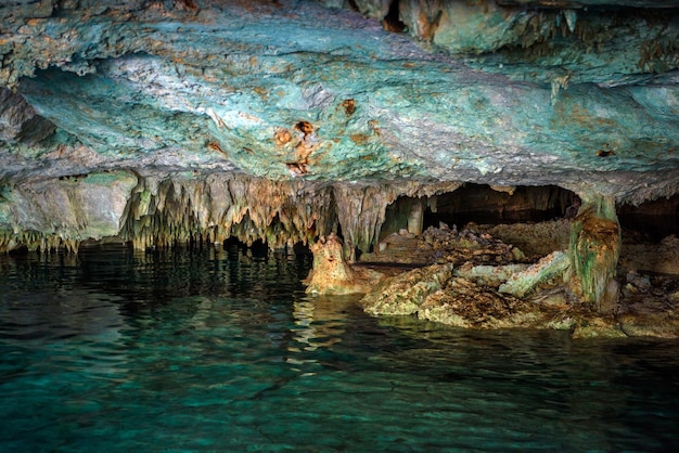 Cenote Dos Ojos avec de l'eau bleue claire