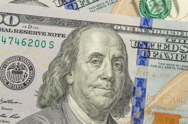 Cent billets d'un dollar des États-Unis en gros plan.