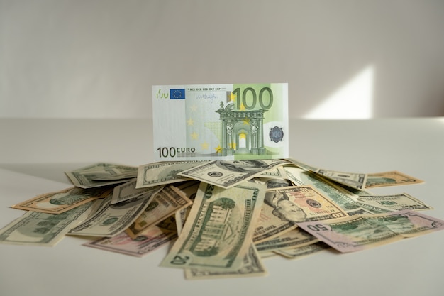 Cent euros sur tas de dollars. euro sur le dessus. concept gagnant. monnaie en hausse