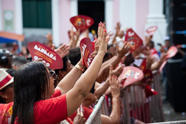 Photo des centaines de personnes prient lors d'un hommage à santa barbara dans la ville de pelourinho, à salvador bahia.