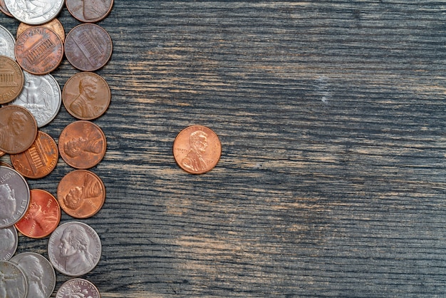 Centimes américains métalliques sur surface en bois