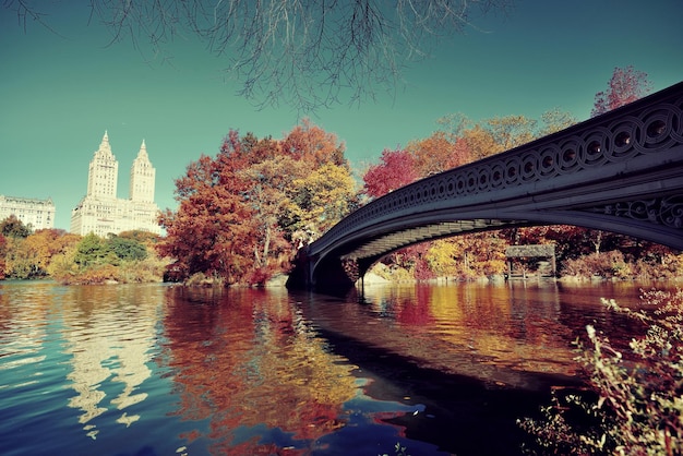 Central Park Automne et réflexions des bâtiments dans le centre de Manhattan New York City