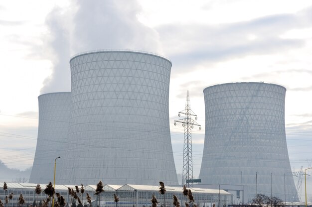 Centrale alimentée au charbon avec des tours de refroidissement libérant de la vapeur dans l&#39;atmosphère