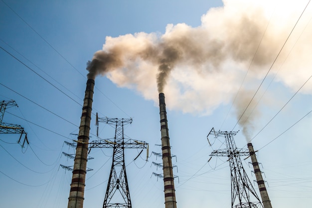 Centrale électrique au charbon avec des cheminées de fumée. Fumée sale dans le ciel, problèmes écologiques.