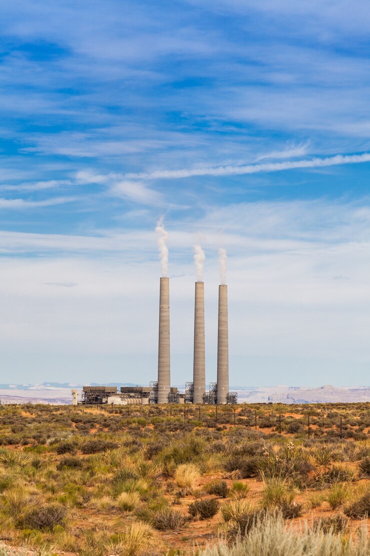 Photo centrale électrique au milieu d'un champ vert