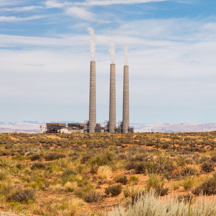 Photo centrale électrique au milieu d'un champ vert