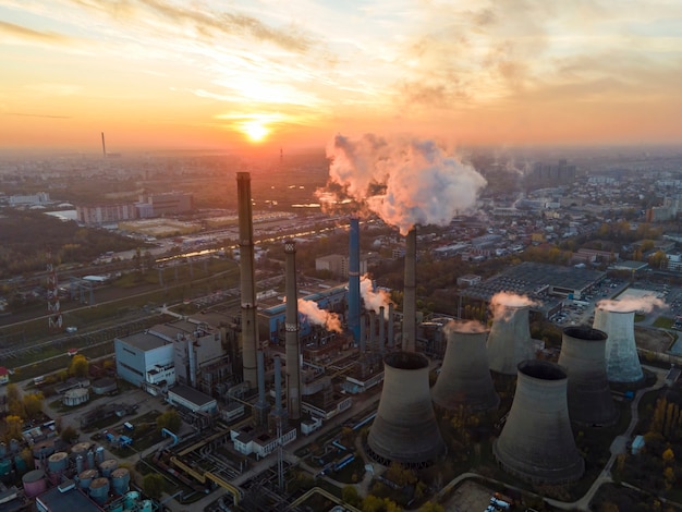 Centrale électrique avec beaucoup de tubes et d'installations à Bucarest au coucher du soleil, beaucoup de mousse, vue depuis le drone, Roumanie