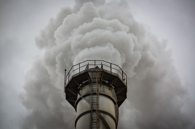 Une Centrale électrique à Biomasse Multiple à Partir De Pulpe De Canne Détruit Les Cheminées émettent Une Pollution Au Dioxyde De Carbone